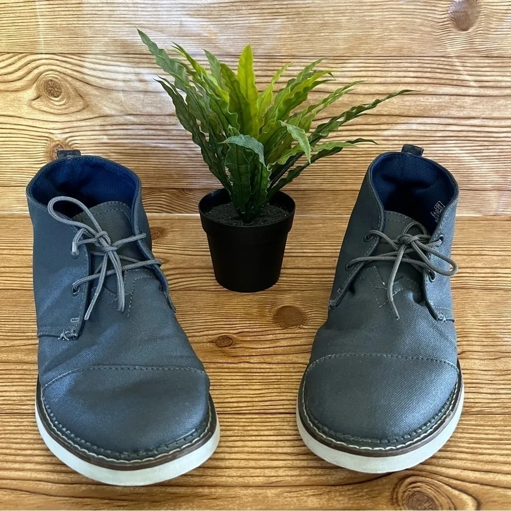 TOMS Gray Fabric Chukka Style Ankle Boot with White Rubber Soles Mens Size 9